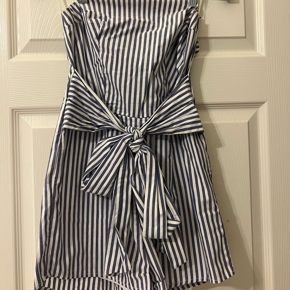 Strapless romper with bow in the front